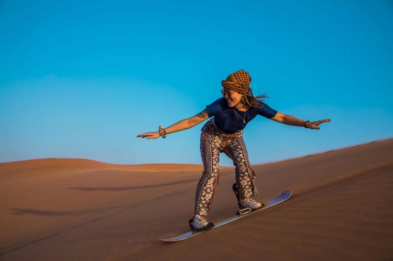 Excursion dans le désert de Dubaï avec safari sur les dunes, promenade à dos de chameau, sandboard, expérience avec des faucons et dîner