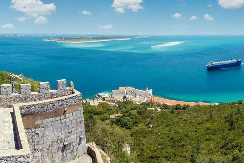 Excursion à Azeitão, Arrábida et Sesimbra au départ de Lisbonne avec dégustation de vin