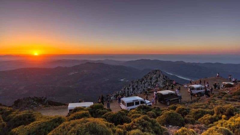 En 4x4 dans les montagnes crètoises au coucher du soleil avec repas