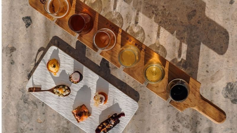 Expérience de dégustation de bière privée à la brasserie Ftelos à Santorin