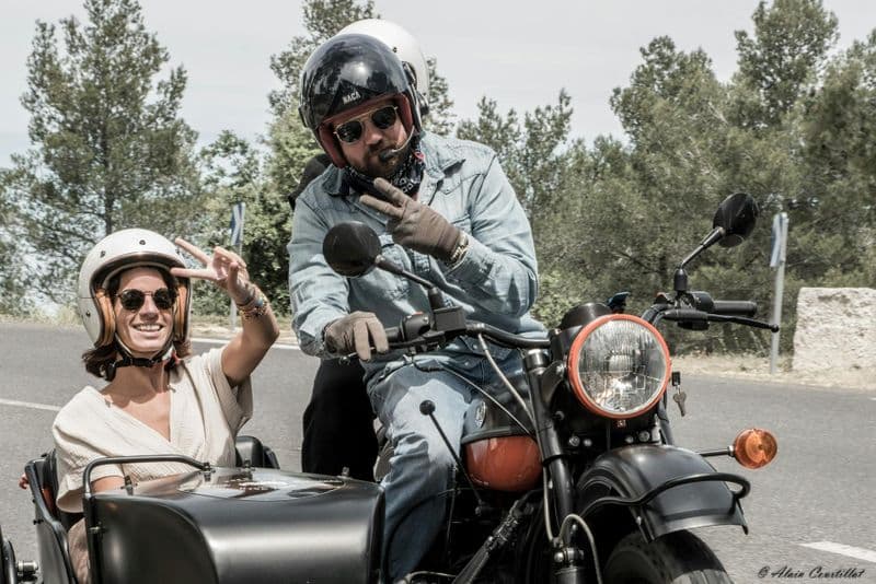 Excursion en side-car rétro avec vin et bière au départ d'Aix-en-Provence
