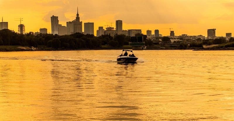Croisière privée en bateau à moteur au coucher du soleil sur la Vistule avec prosecco