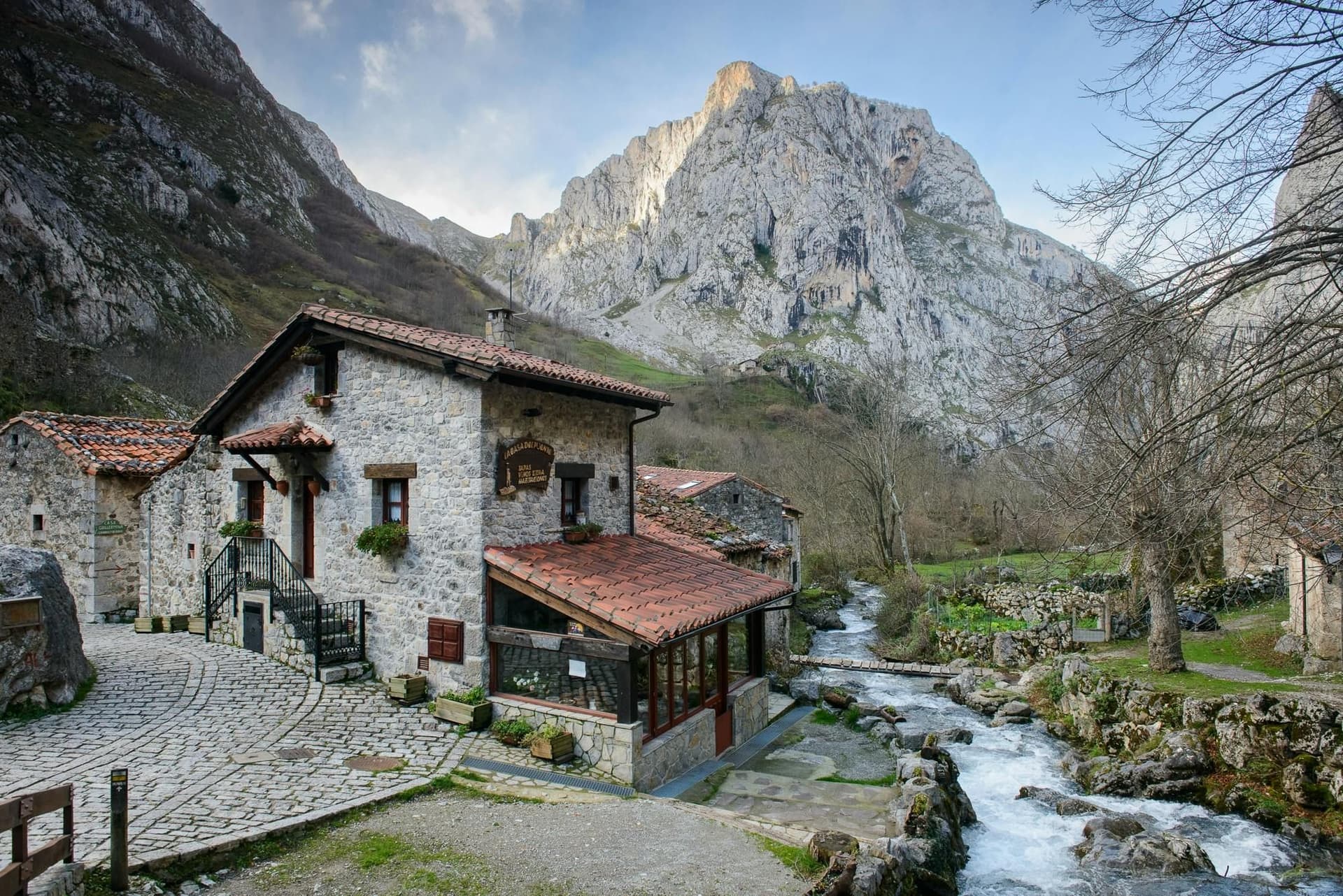 Bulnes, funiculaire et grotte de fromage de Cabrales depuis Oviedo