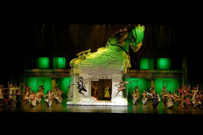 Spectacle de danse troyenne dans le théâtre antique d'Aspendos