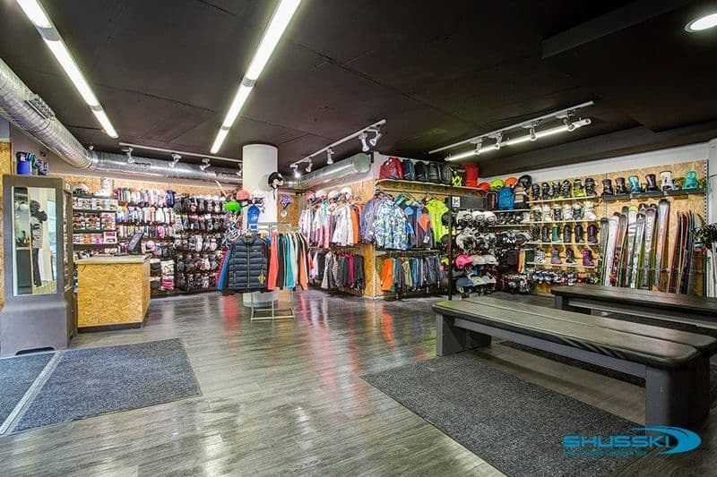 Bâtons de ski et bottes niveau intermédiaire