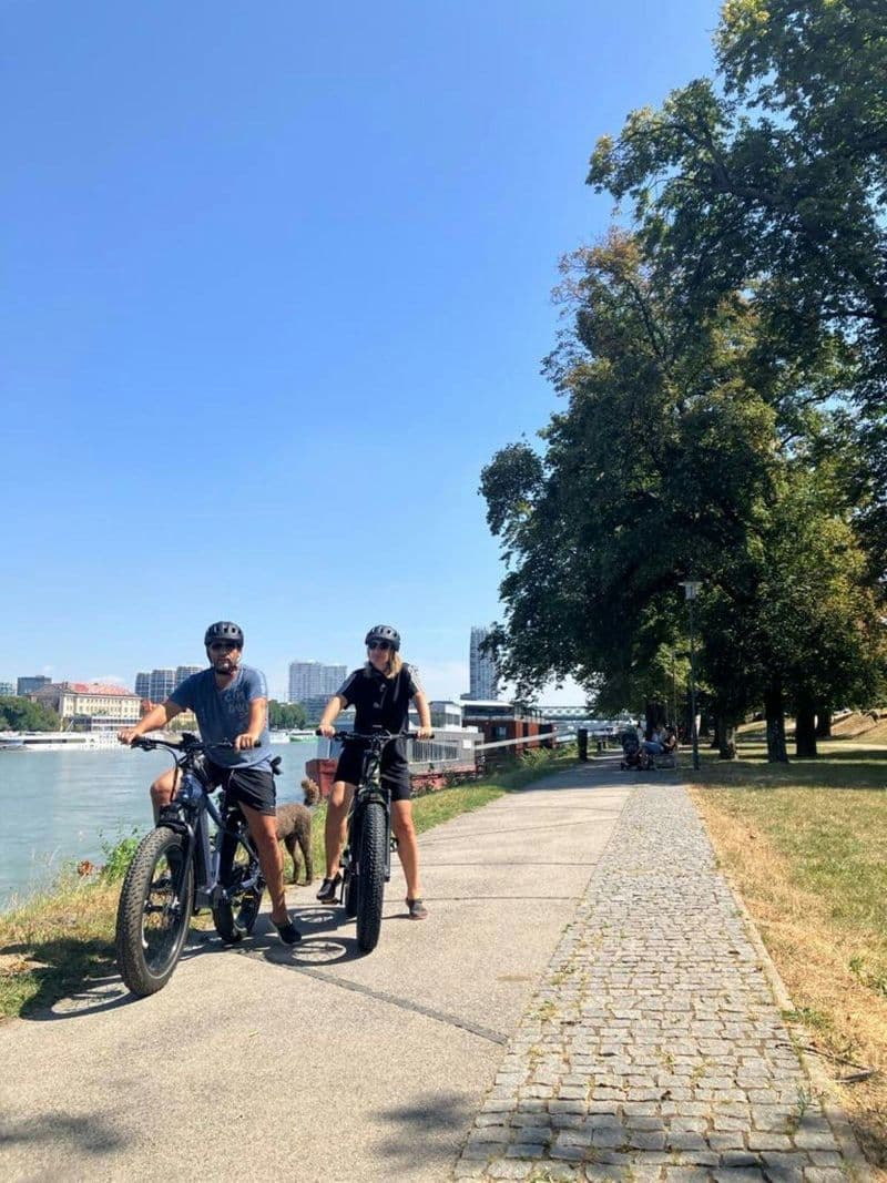 Visite guidée des monuments classiques de Bratislava en vélo électrique Fat Bike