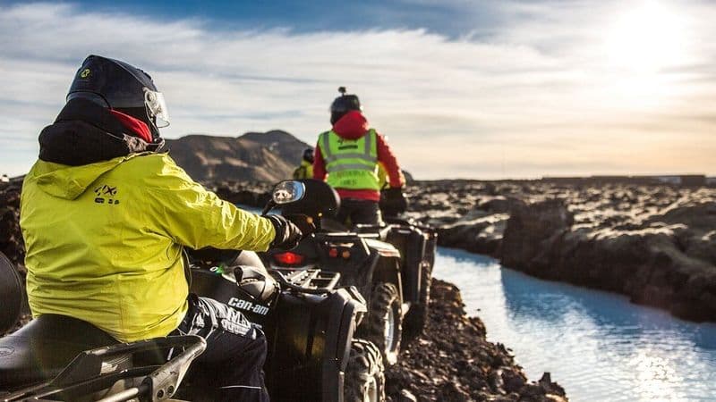 Excursion sur une plage de sable noir en quad