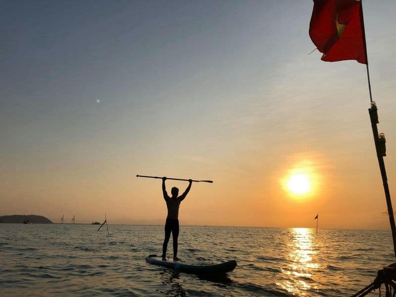 Expérience de stand-up paddle sur la plage de Man Thai