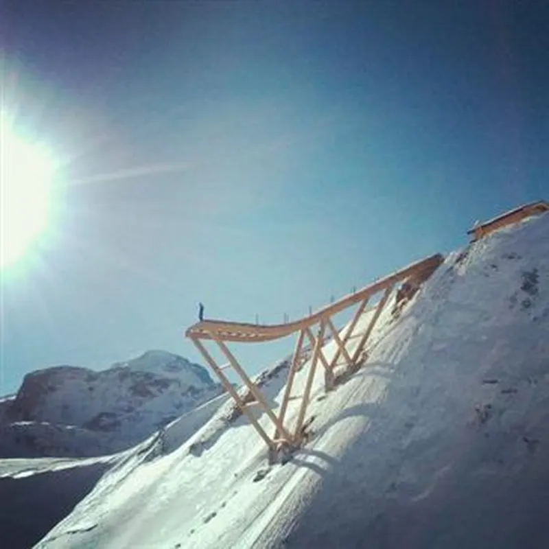 Saut à l'élastique depuis un tremplin à Tignes (hiver)