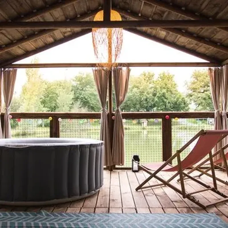Cabane Luxe sur l'eau avec Jacuzzi privatif près d'Auch