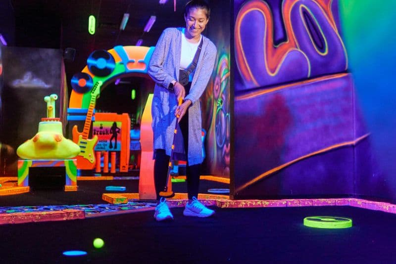 Mini golf en lumière noire de Rock of Ages