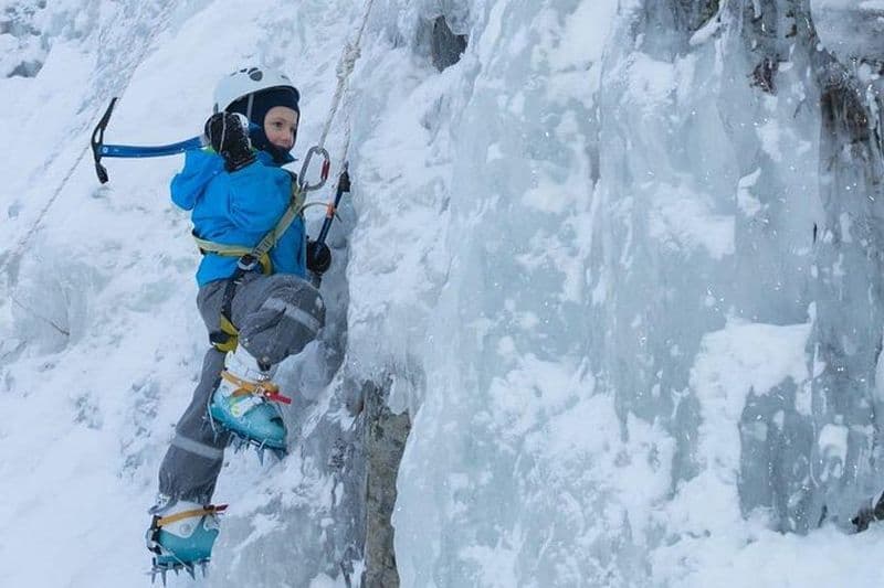 Aventure d'escalade sur glace pour enfants à Pyhä-Luosto, Finlande