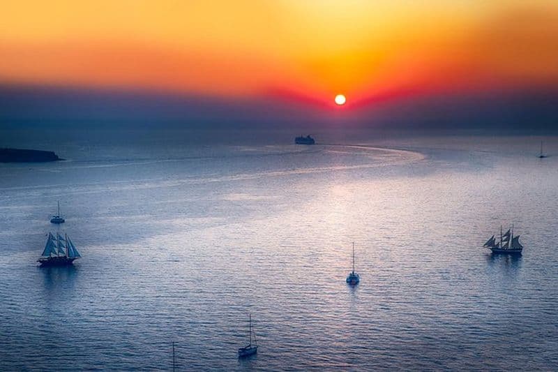 Catamaran privé Belle journée autour de Santorin via la plage rouge