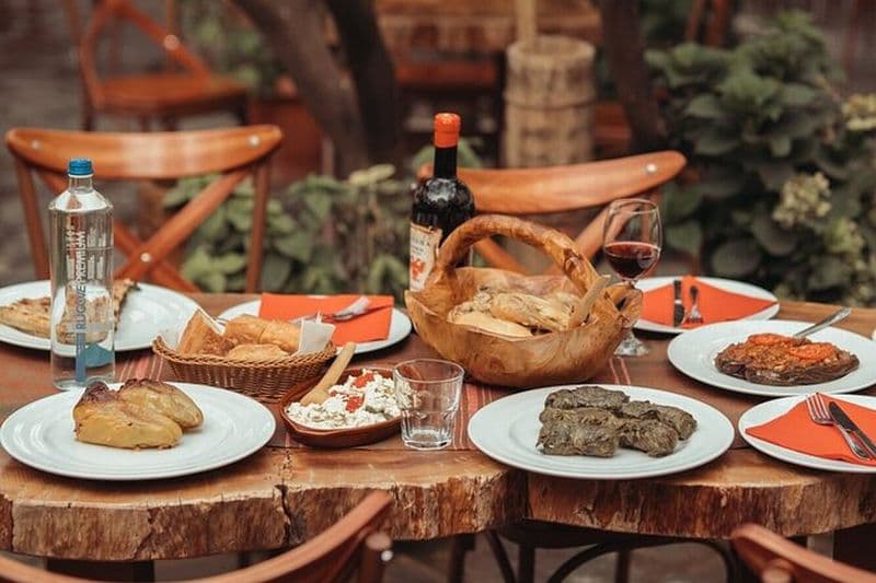 Visite de Tirana autour de la bière, du vin et du raki avec repas inclus