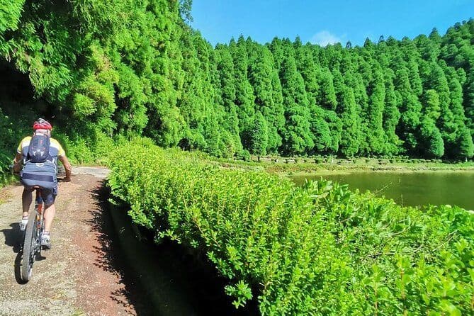Visite privée en vélo électrique sur le bord du volcan Sete Cidades avec vue sur le lac