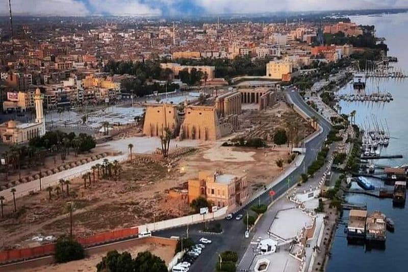 Profitez d'une journée complète à Louxor, balade à dos de chameau, voile en felouque au départ du Caire avec vol