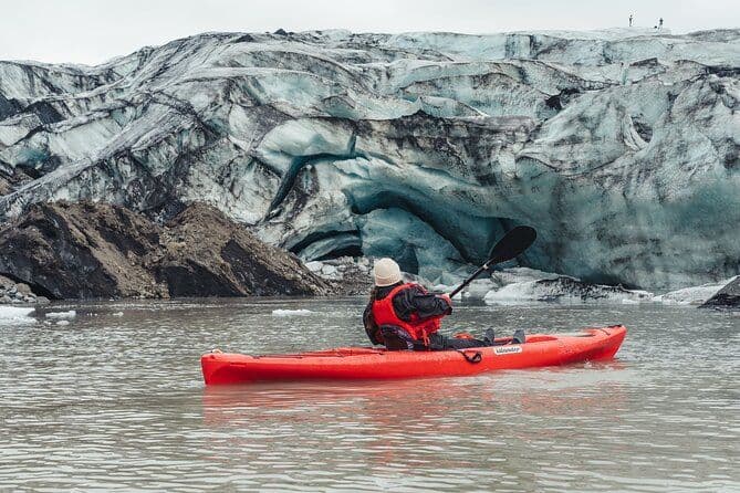 Kayak sur la lagune du glacier Sólheimajökull