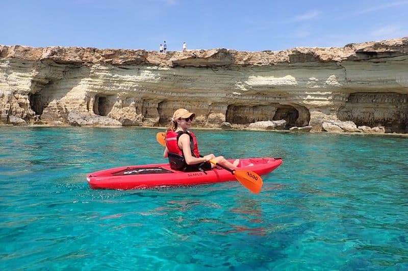 Excursion guidée en kayak de 3 heures jusqu'à la crique des grottes marines du cap Greko