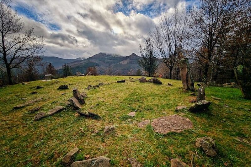 Randonnée le long de l'ancienne route du Cromlech