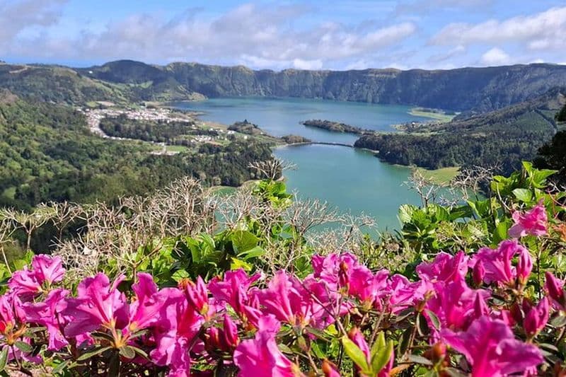 Voyageurs en croisière : volcan Sete Cidades, lac bleu et vert