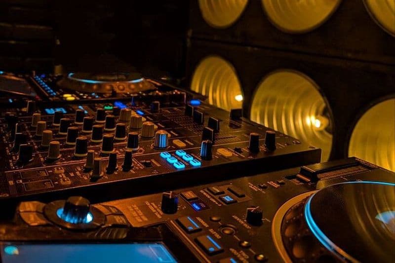 RAVE LAB Expérience avec la console DJ et l'éclairage