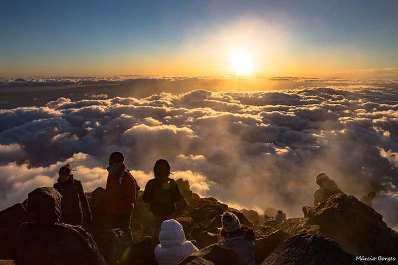 Montée au lever du soleil à Pico Mountain et Piquinho 2351m