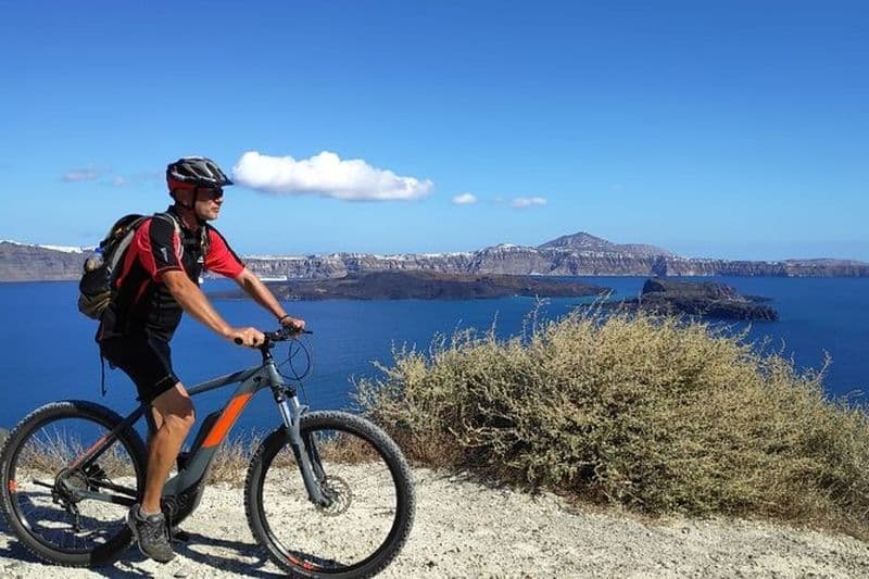 Tours en vélo électrique Explorez Thirasia - Santorin