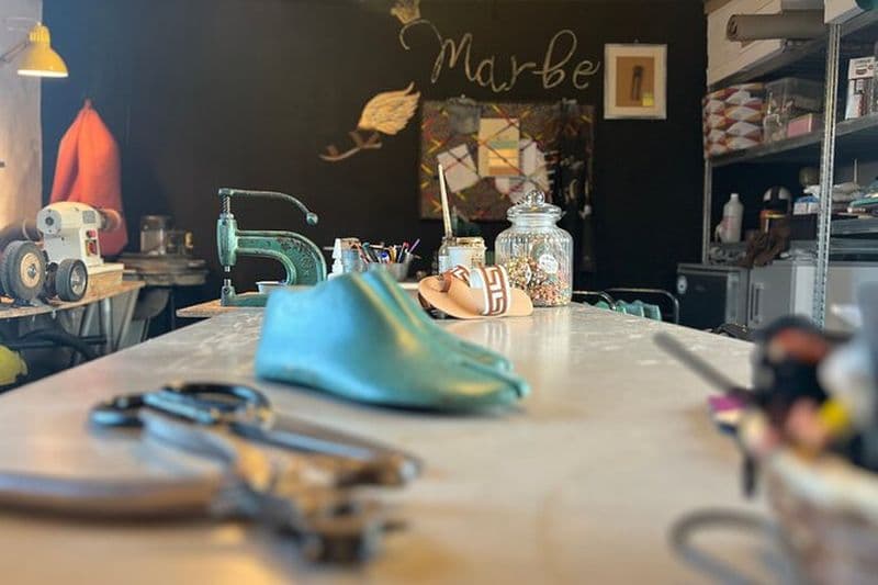 Atelier privé fait main de sandales en cuir grec à Athènes