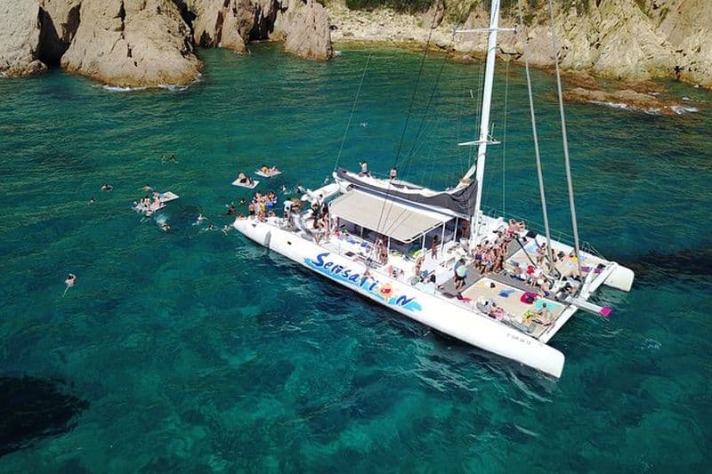 Promenade à travers la Costa Brava dans un grand catamaran avec buffet de barbacoa et salle de bain.