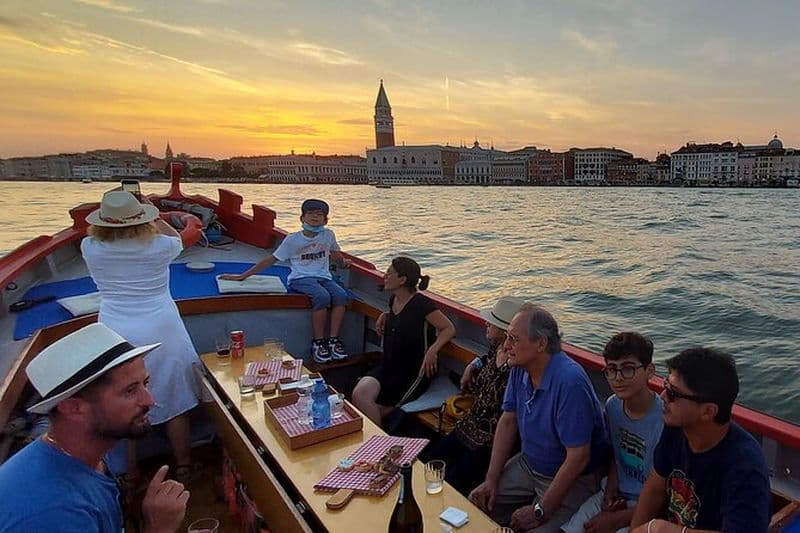 Venise : promenade relaxante au coucher du soleil à bord d'un vieux bateau de pêche