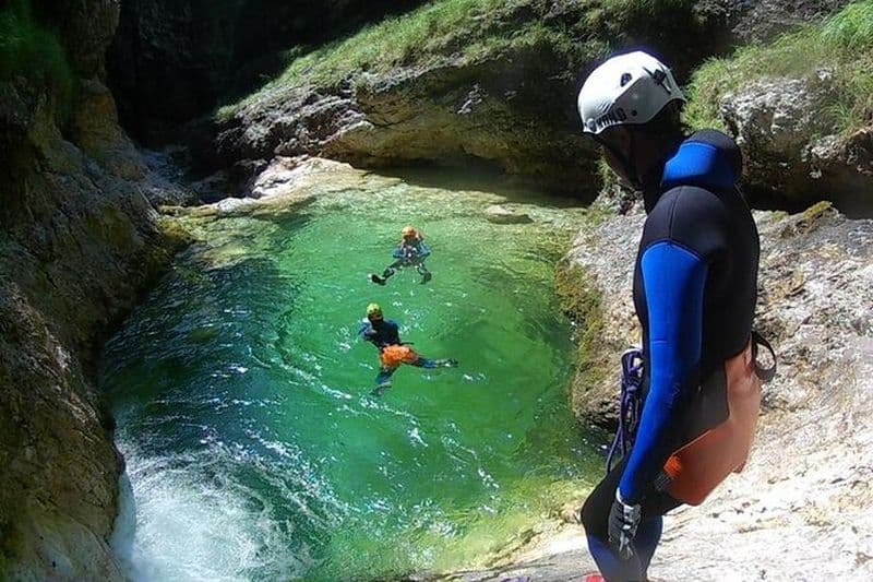 Expérience de canyoning dans les Alpes