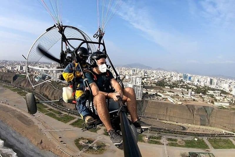 Volez en parapente le long de la côte de Lima