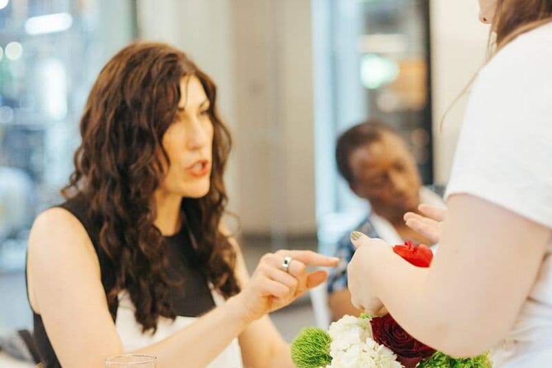 Atelier de composition florale sur un toit avec vue sur l'horizon