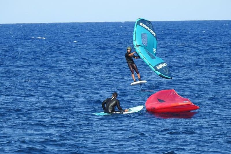 Cours de surf en wing foil de Santorin pour débutants