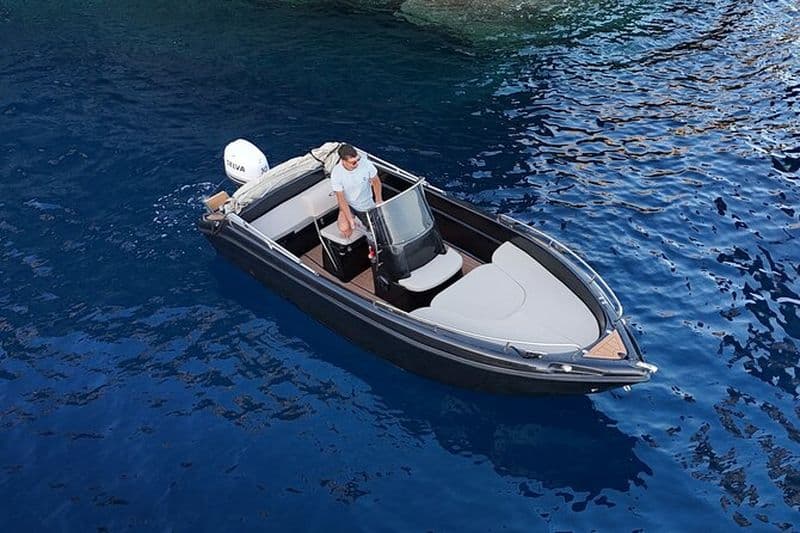 Location de bateau sans permis à la journée ou demi-journée à Santorin
