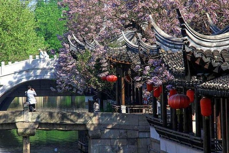 Visite privée en escale de Shanghai à la ville aquatique de Nanxiang avec bain de source chaude