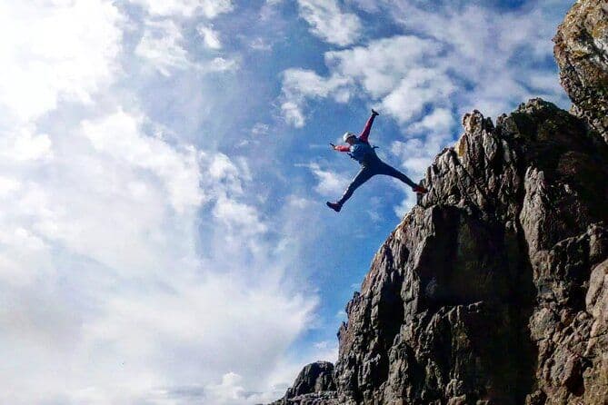 Coasteering (saut de falaise, brouillage, nage sauvage) sur Anglesey
