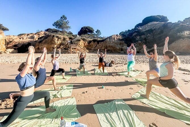 Cours de yoga sur la plage