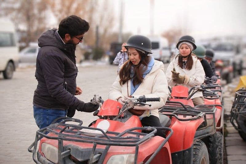 Balade en VTT au coucher du soleil avec pick-up