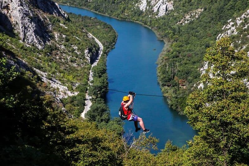 Descente en tyrolienne en Croatie : Aventure sur la tyrolienne du canyon de Cetina depuis Omis