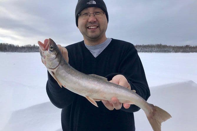 Expédition de pêche sur glace de Fairbanks dans une cabine chauffée avec barbecue