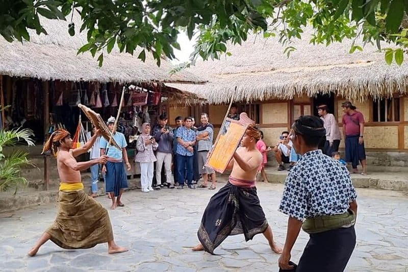 Lombok : combat de bâton traditionnel Sasak et danse Gendang Beleq