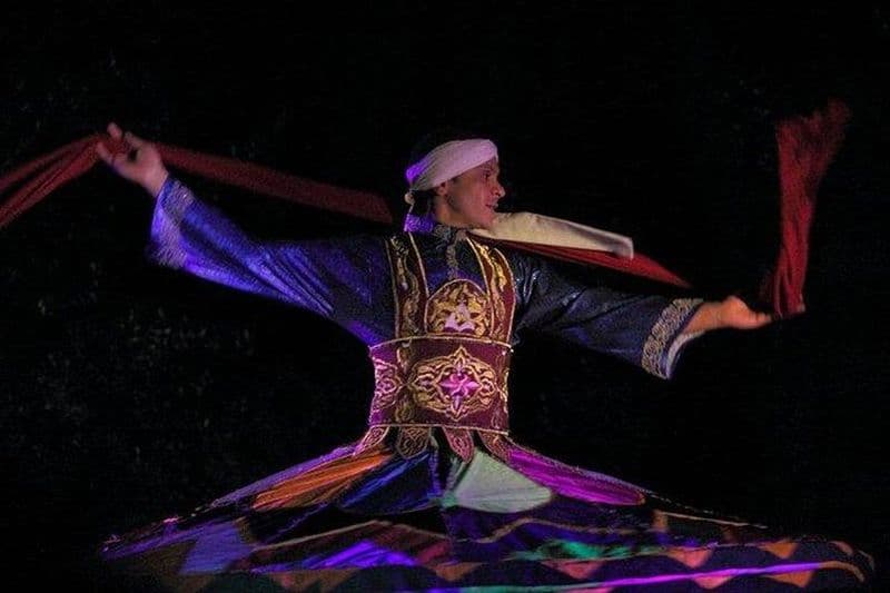 Spectacle du patrimoine égyptien de la danse d'Al Tannoura à Wekalet El Ghouri