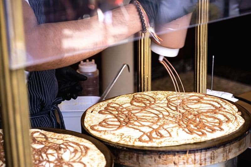 Visite de dégustation de thé français l'après-midi sur la colline de Montmartre avec crêpes et macarons