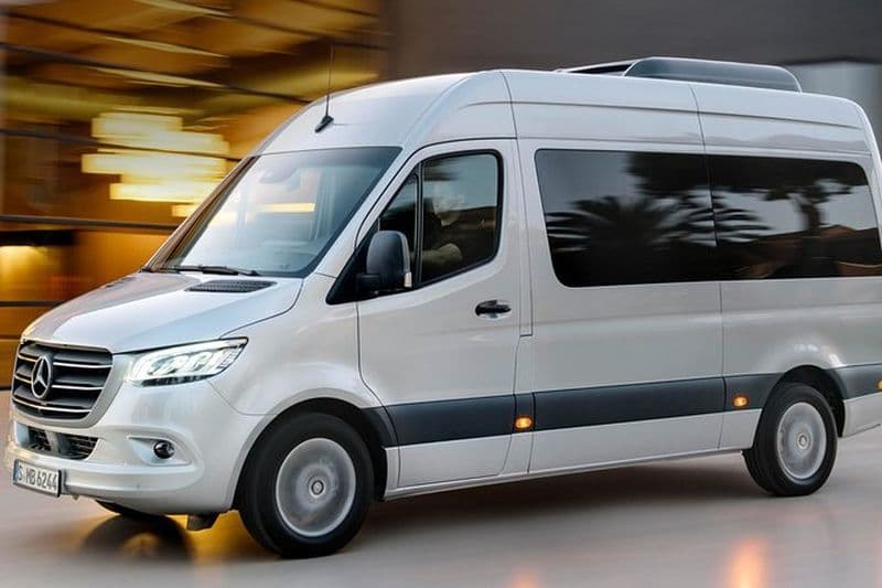 Transferts en classe économique depuis l'aéroport de Santorin vers toutes les destinations