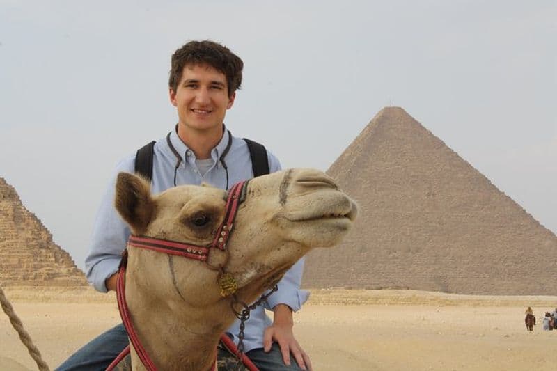 Randonnée chamelière à Giza Pyarmids pendant le lever du soleil