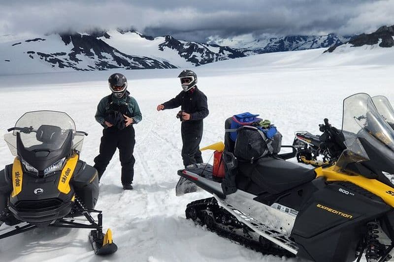 Excursion d'été privée en motoneige / hélicoptère