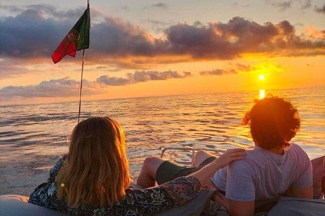 2h30 de navigation au coucher du soleil avec des apéritifs et du vin des Açores