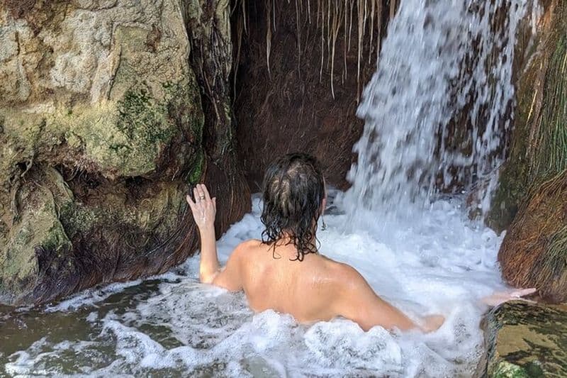 Yoga aux sources chaudes et relaxation dans une oasis naturelle de Grenade