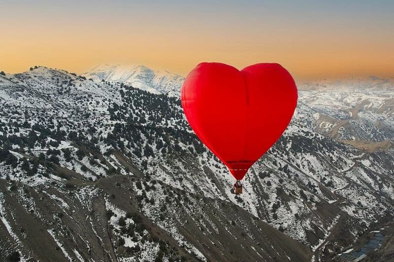Vol romantique en montgolfière en forme de cœur